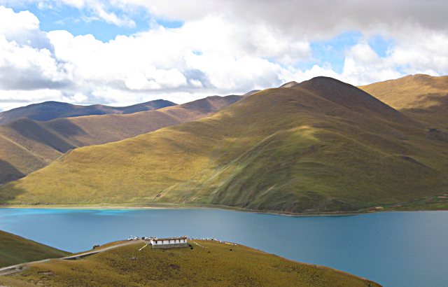tibet berg och sjö